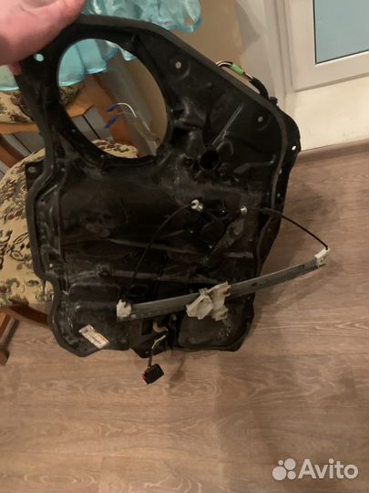 Стекло подьемник мазда 3 передний левой двери