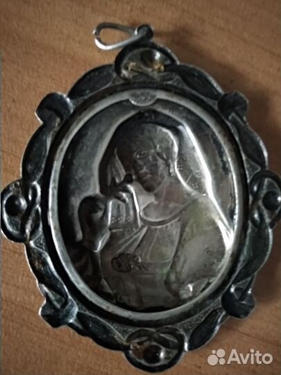 Медальон дама с розой