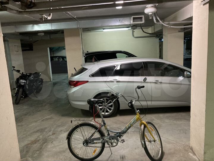 Машиноместо, > 30 м²