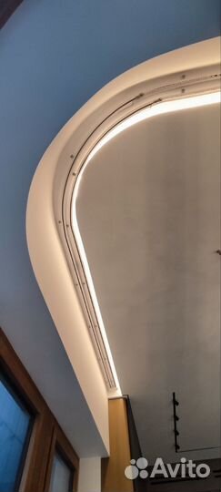 Карниз с электроприводом для гостиной