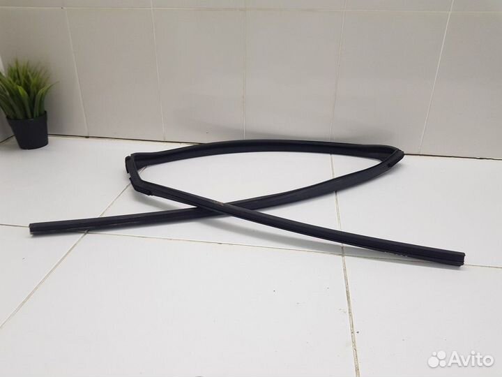 Уплотнитель стекла задней правой двери