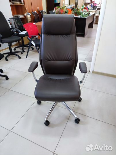 Офисное кресло