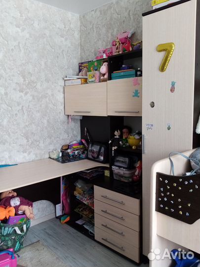 Угловой школьный стол и шкаф для одежды