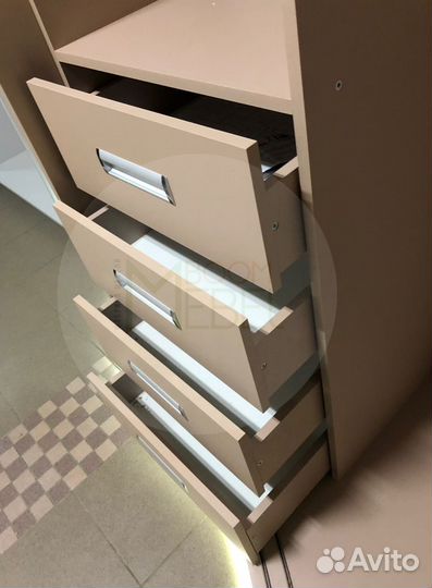 Ресепшн и шкаф для шоурумов