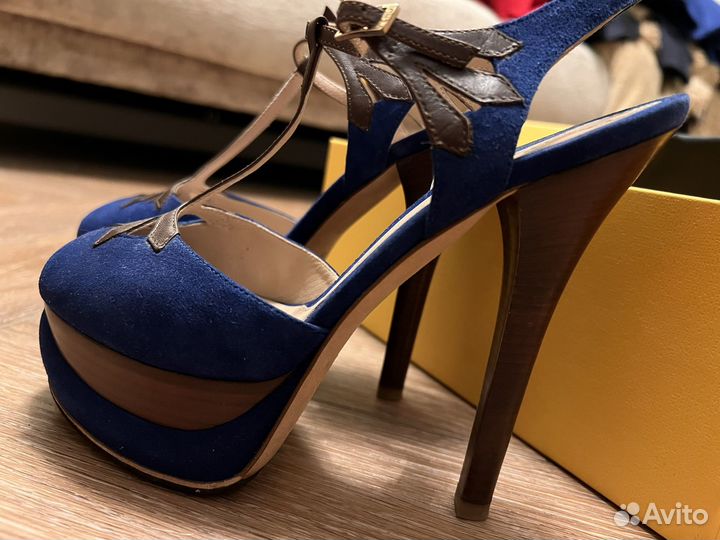 Босоножки Fendi