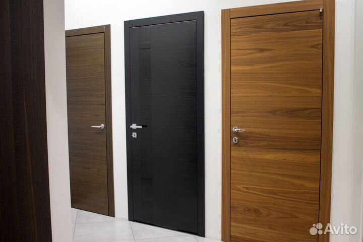 Дверь черная шпонированная с глянцевой вставкой