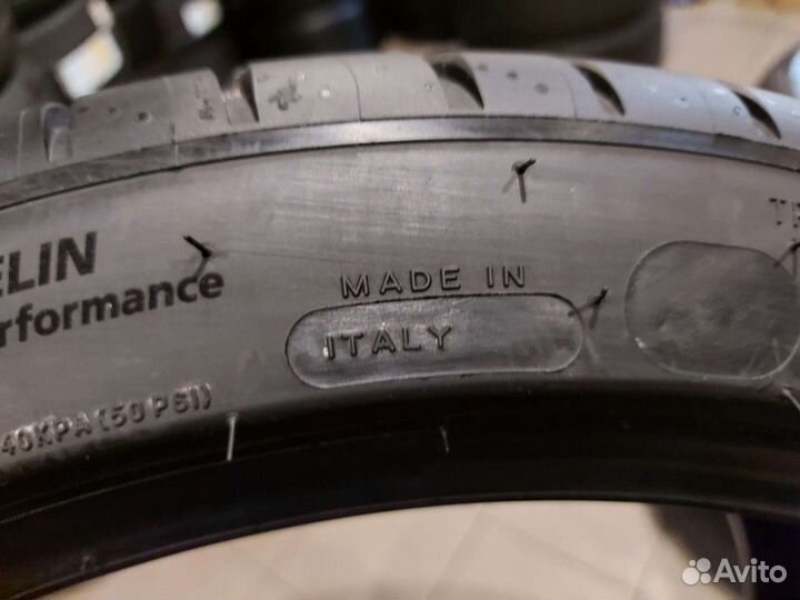 Michelin Pilot Sport 4 245/40 R19 98Y