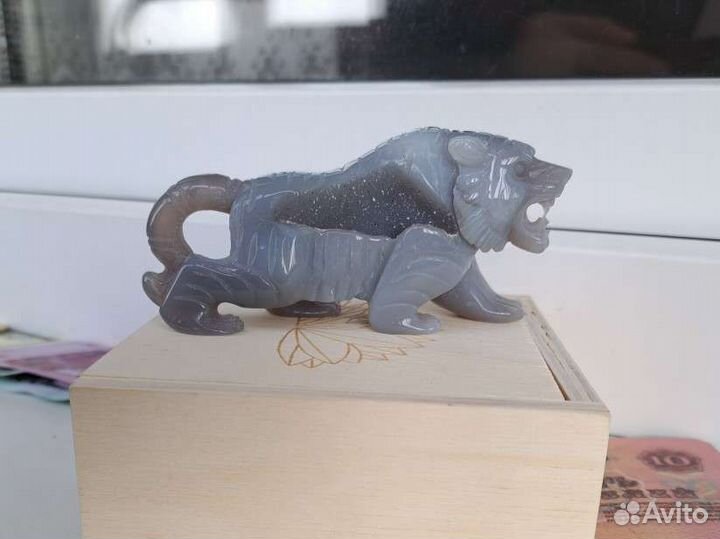 Тигр из агата с кварцевой жеодой в коробочке