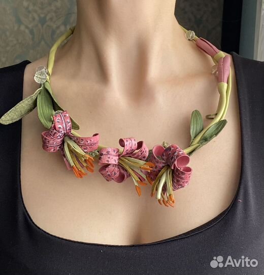 Колье и браслет из нат. кожи с розовыми цветами