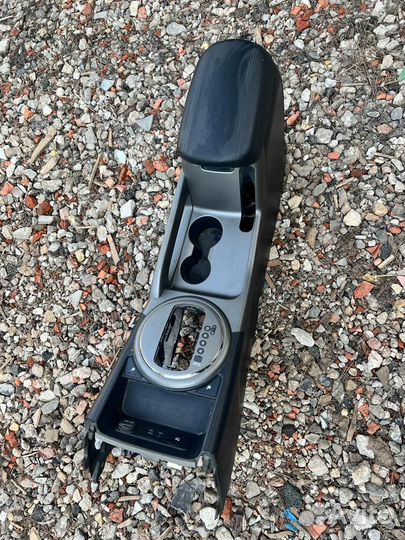 Kia Sportage 3 подлокотник