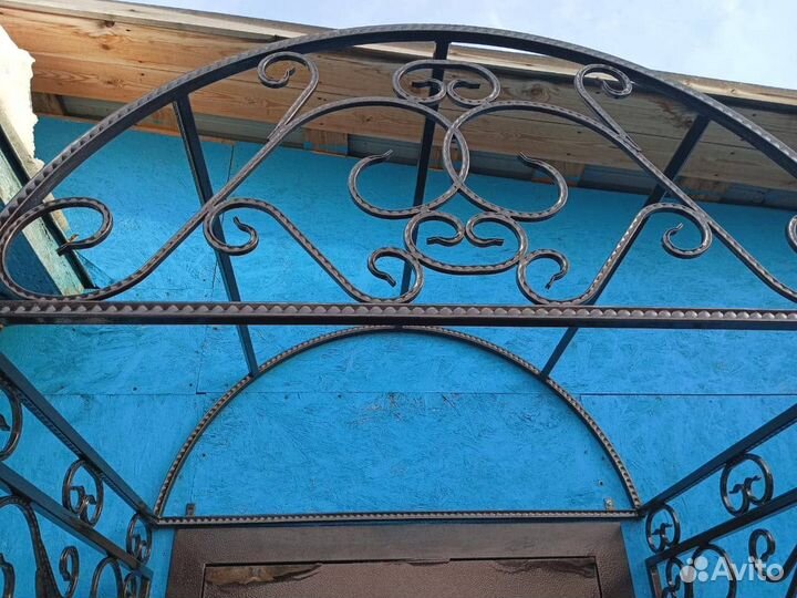 Козырек над дверью