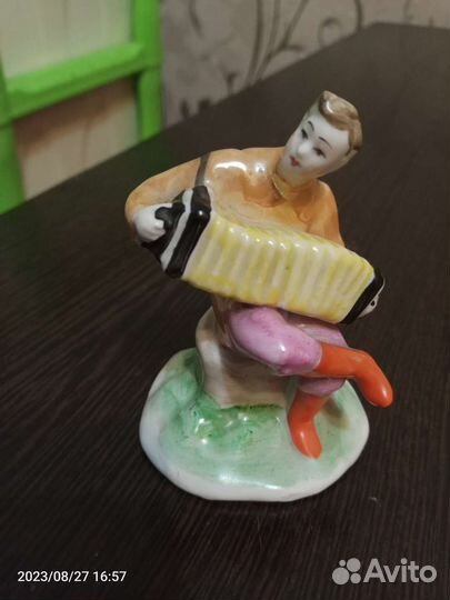 Статуэтка баянист