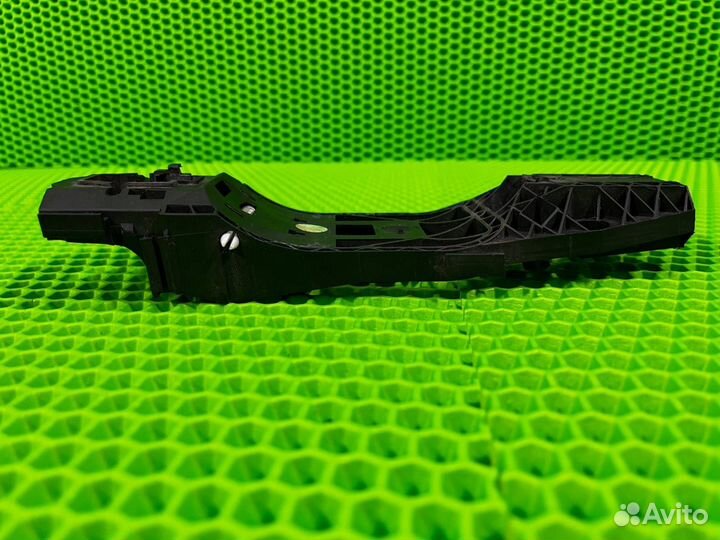 Кронштейн ручки задний левый Volkswagen Touareg FL