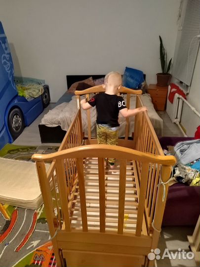 Детская кроватка с маятником и ящиком