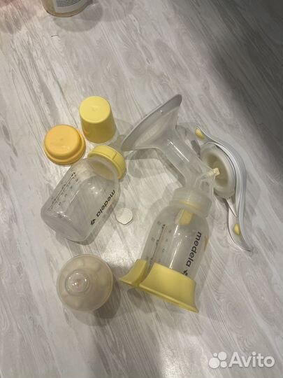 Молокоотсос medela ручной две бутылочки и соски