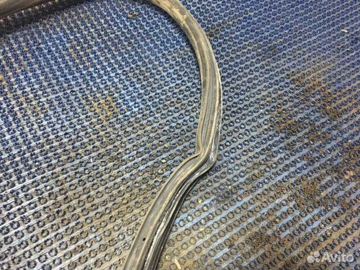 Уплотнитель двери передний правый Volkswagen