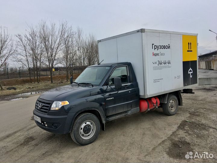 Водитель со своим грузовым авто