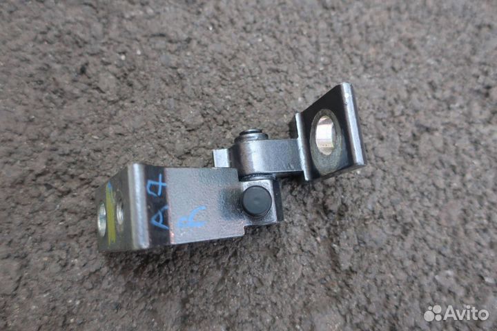 Петля двери задней правой нижняя 8K0831402B