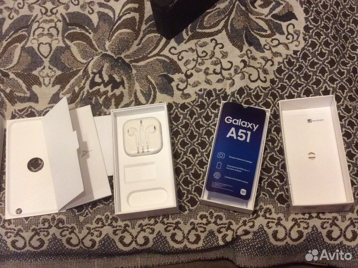 Коробки от apple и samsung