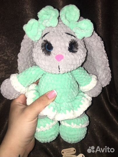 Большой плюшевый заяц