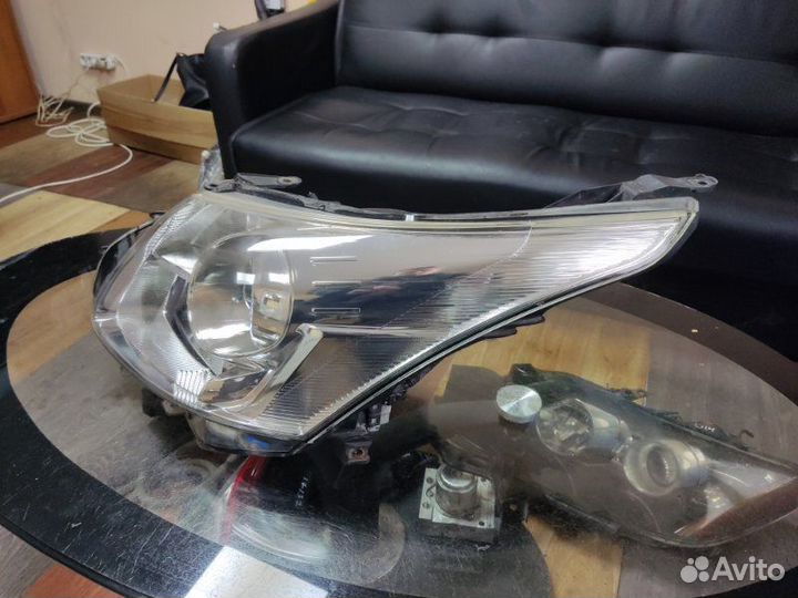 Фара галоген левая Toyota Avensis 3 T270 2008-2011
