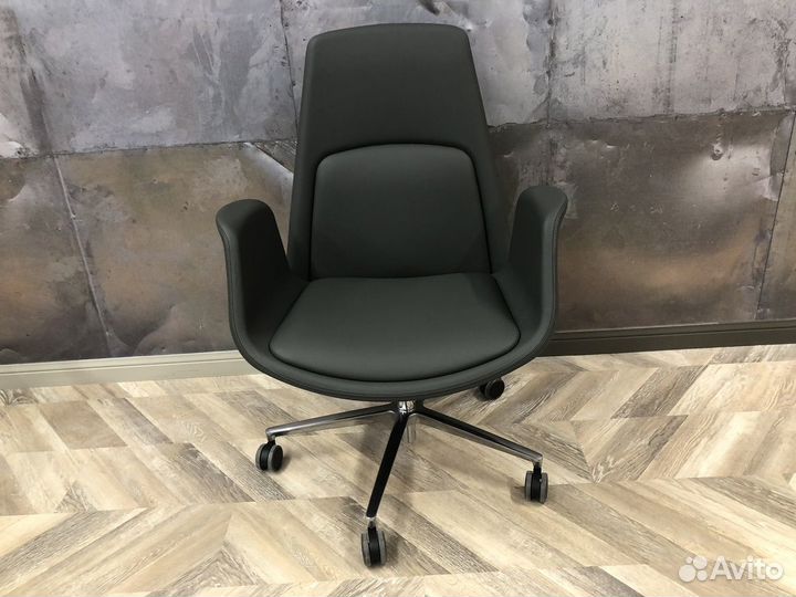 Кресло офисное итальянское из натуральной кожи