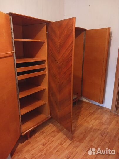 Шифоньер трёхстворчатый. 62 года