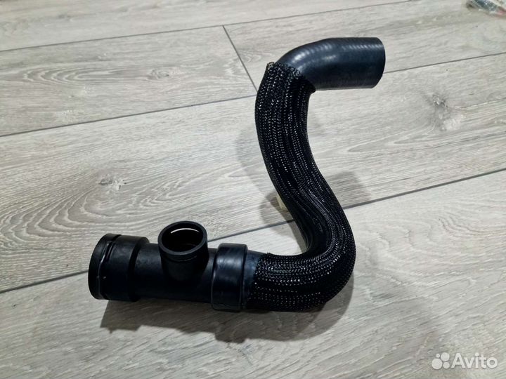 Патрубок радиатора Ауди А4 Б5, А6 С5, VW 8D0121049