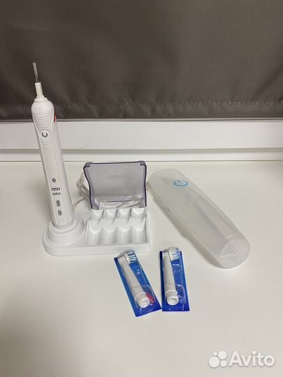 Электрическая зубная щетка oral b