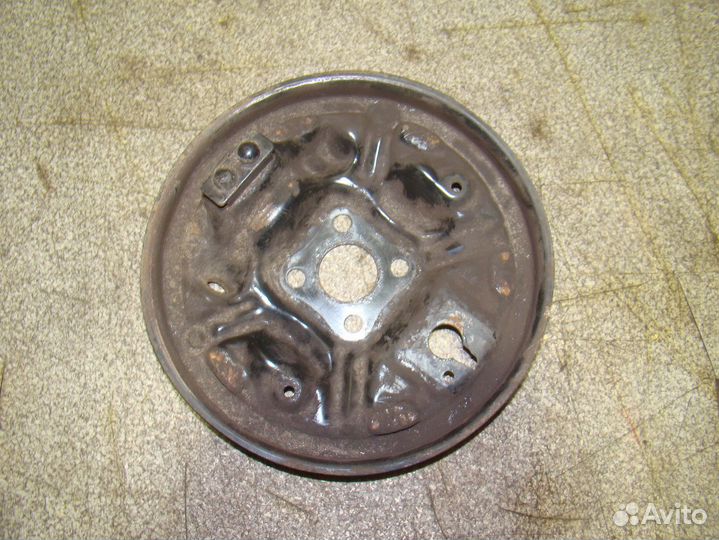 Щит опорный задний правый Renault Sandero 1