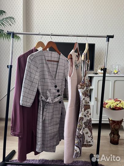 Разгружаю гардероб платья женские