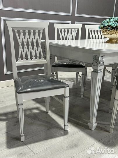 Новые стол и стулья