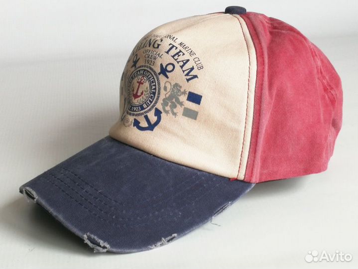 Классическая бейсболка красно-синего цвета