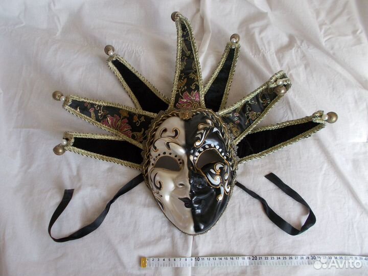 Венецианская карнавальная маска: день и ночь