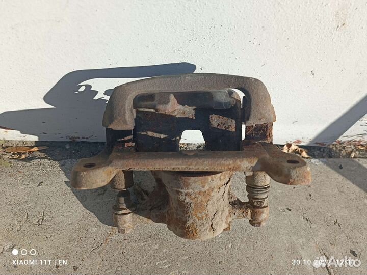 Задний правый суппорт JZX 90 Toyota Mark II