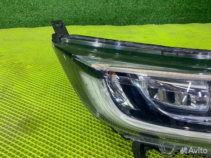 Фара правая Honda Freed/Freed+
