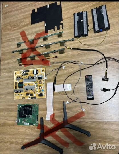 В разборе телевизор Samsung UE70TU7090U