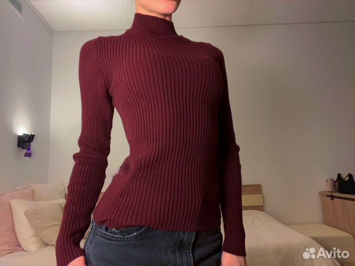 Бардовая водолазка