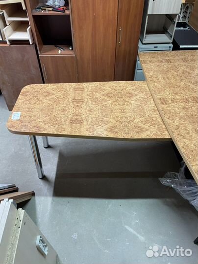 Стол руководителя с брифинг приставкой