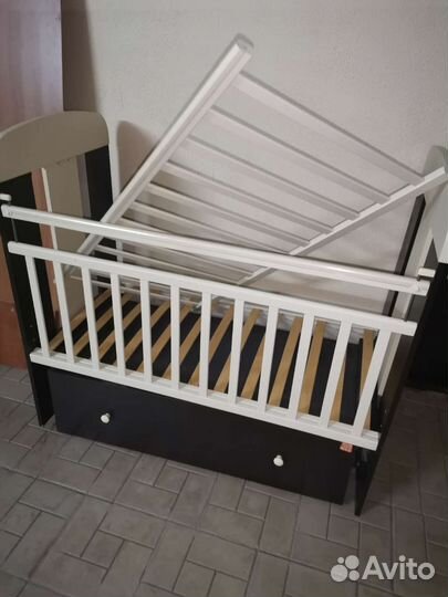 Детская кроватка с маятником