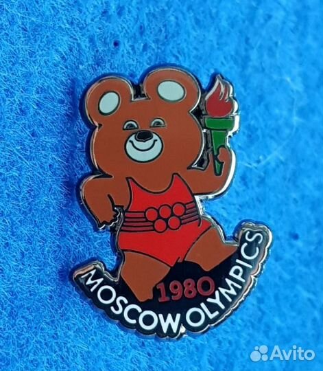 Олимпийский мишка факелоносец в красном