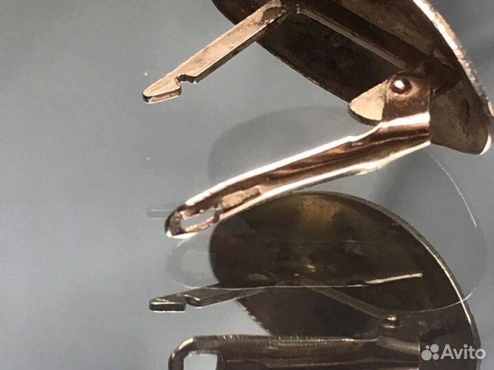 Золотые серьги 585 пробы, массой 2,1 грамма