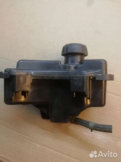 Стартер и бензобак для газонокосилки