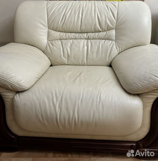Кожаный диван и 2 кресла