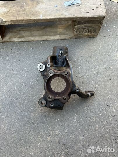 Кулак передний левый Volkswagen Teramont Atlas