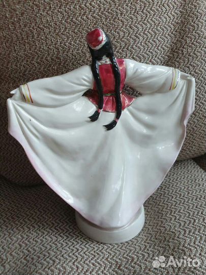 Китай фарфоровая статуэтка