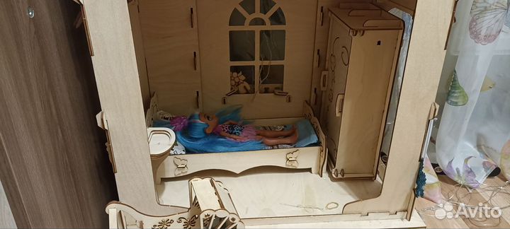 Деревянный кукольный домик