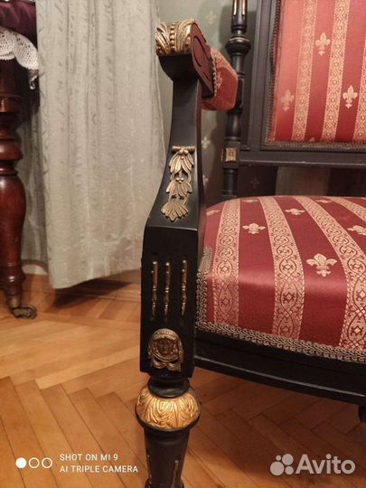 Кресло из черного дерева