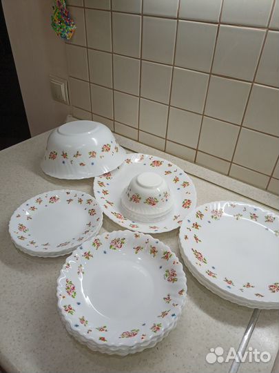 Набор тарелок и салатников