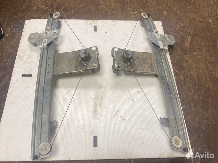 Стеклоподъемник передний Renault Largus